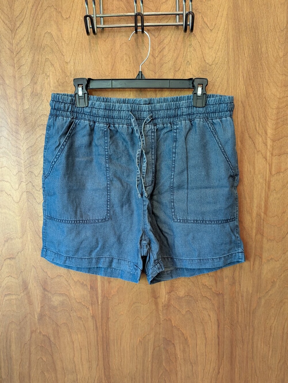 🌴 Silver Jeans Co. Livia Relaxed Fit Chambray Shorts